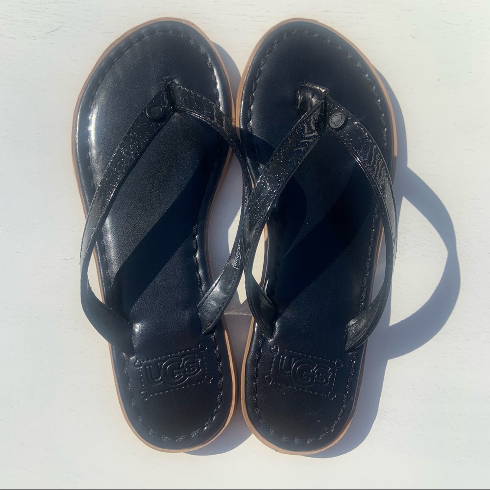 UGG girls’ size 13 patent leather black thong sandals